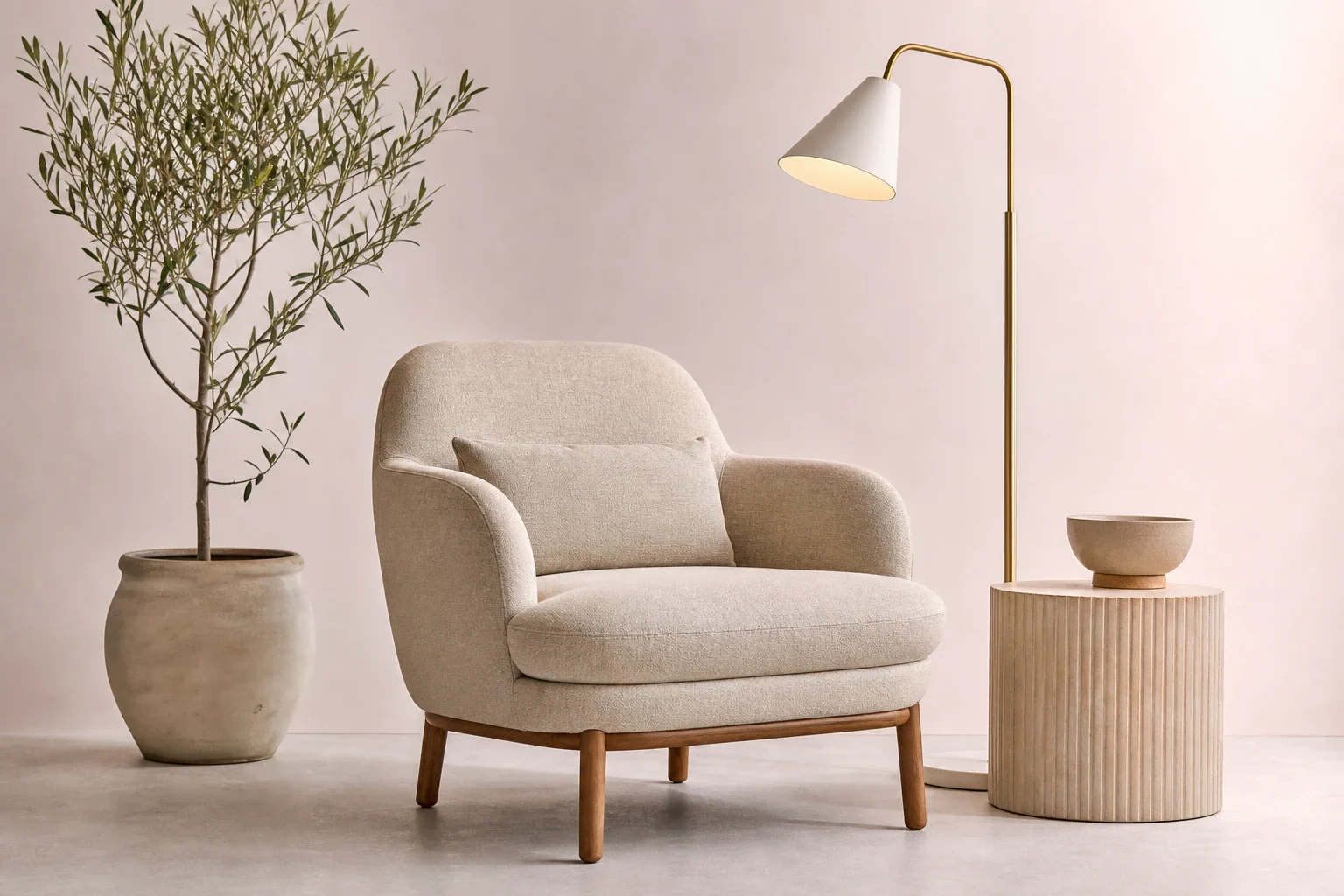 Interieurset met een fauteuil, lamp, bijzettafel en plantenpot op schaal