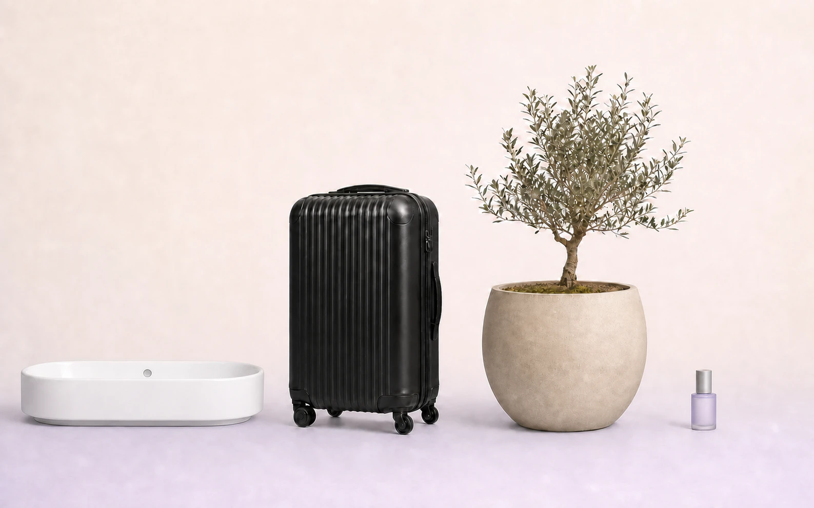 Een waskom, koffer, plantenpot en parfumflacon op herkenbare schaal