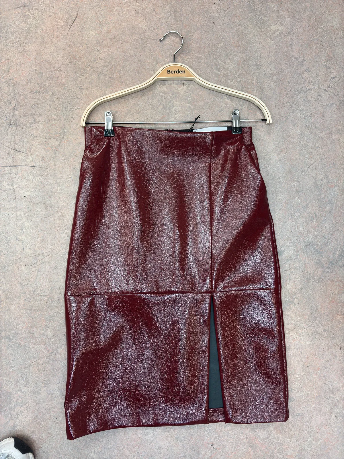 Telefoonfoto van de rok aan een hanger
