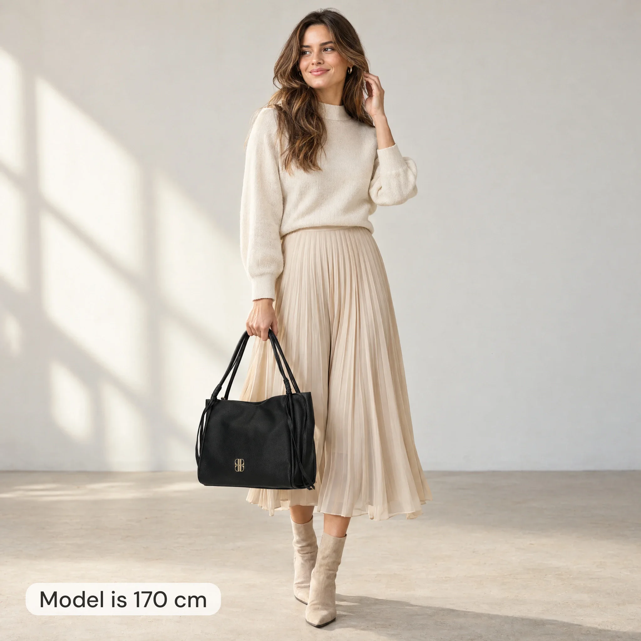 AI-modelbeeld: vrouw van 170 cm met een zwarte Laurent David-shopper van 41 cm breed in de hand
