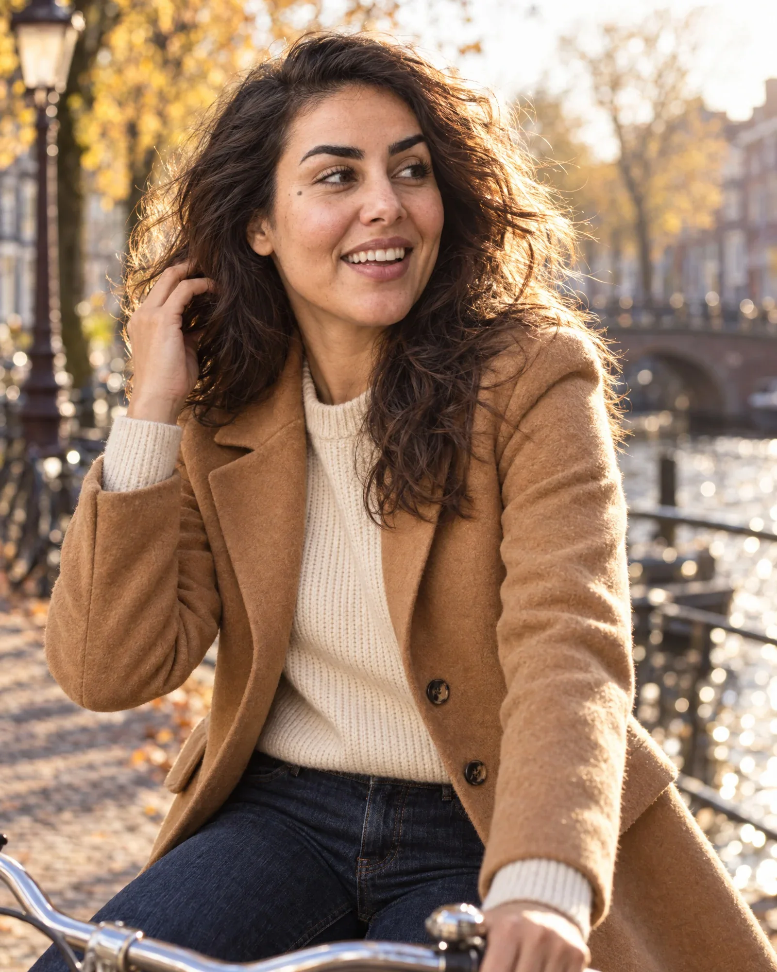Noor lacht, van dichtbij, in dezelfde camel jas