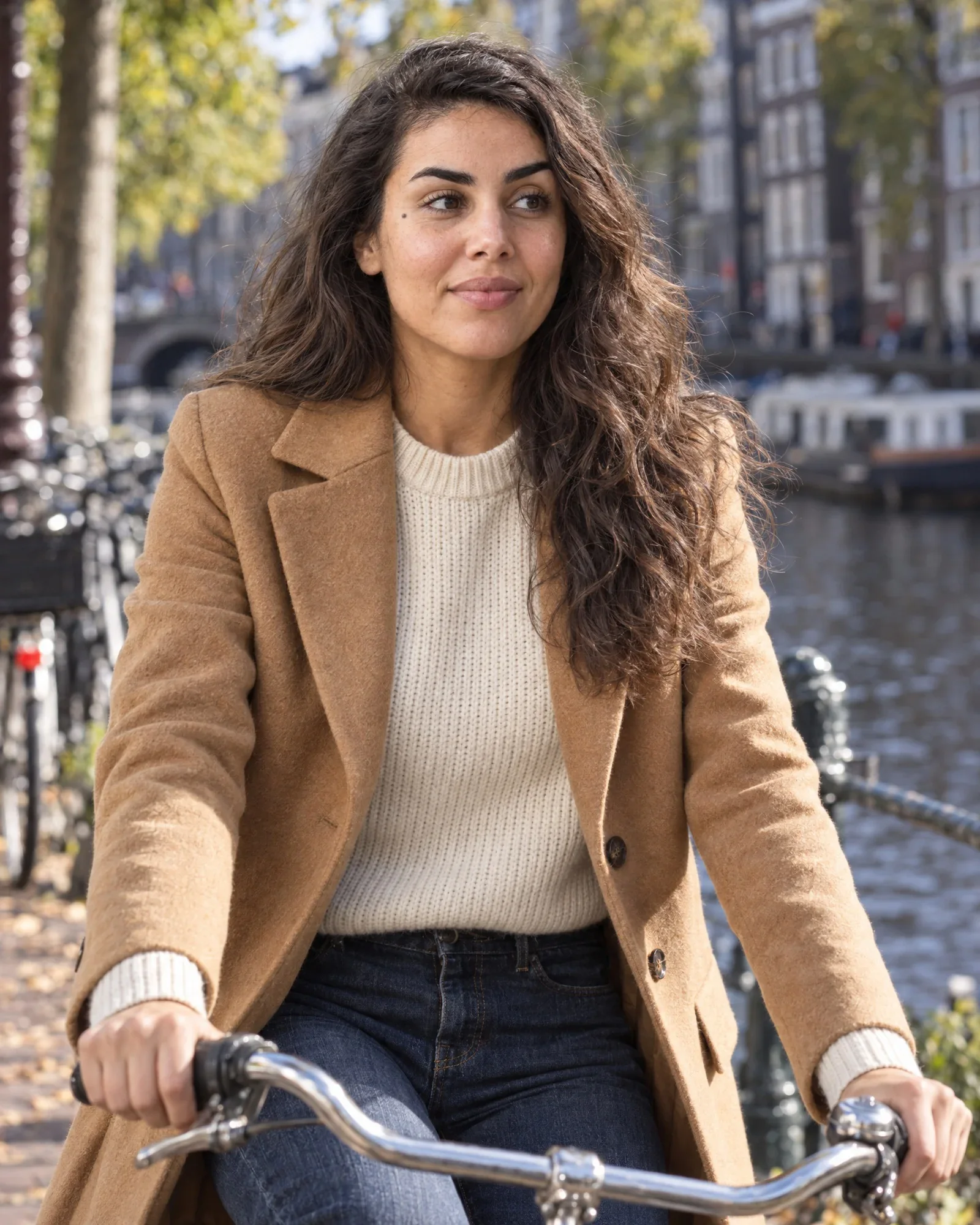 Noor van dichtbij, in dezelfde camel jas