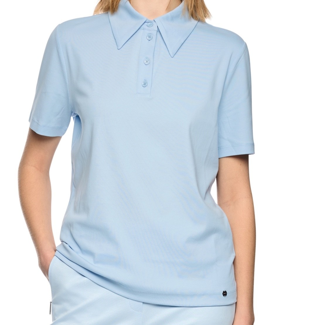 Lichtblauwe polo op model als bronbeeld voor een AI-packshot
