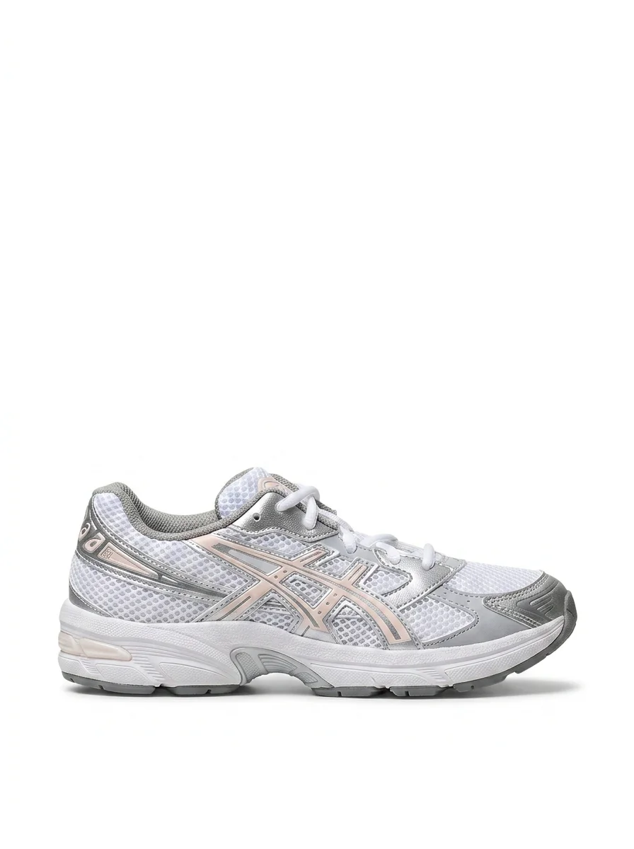 Verkoopklaar packshot van dezelfde witte sneaker op een witte achtergrond