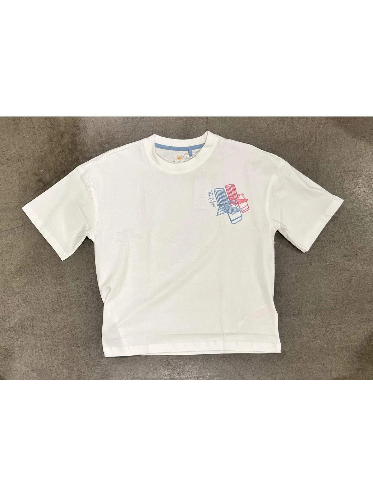 Mobiele flat lay foto van T-shirt