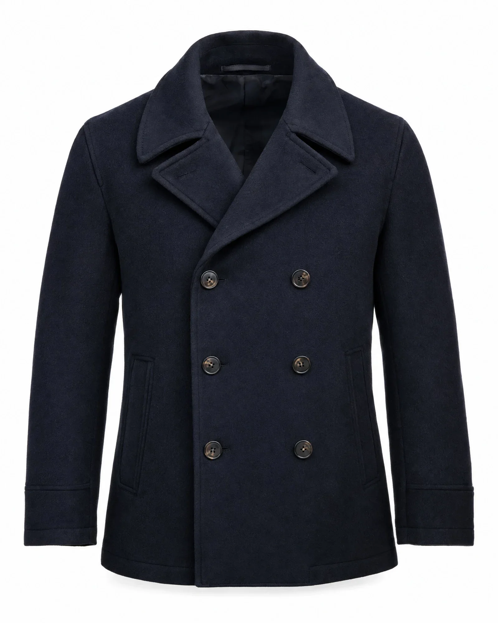 Packshot van een donkerblauwe double-breasted pea coat met zes knopen op een witte achtergrond