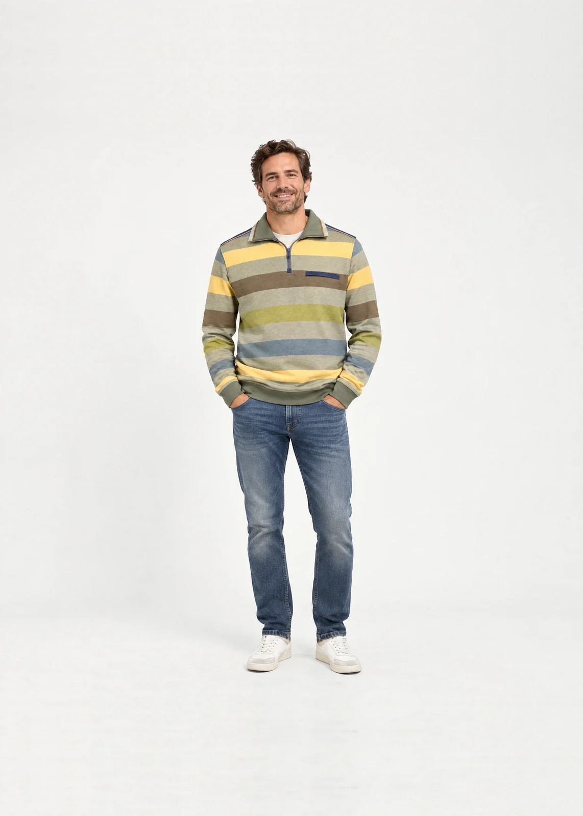 AI-modelbeeld: man in dezelfde gestreepte trui in een witte studio