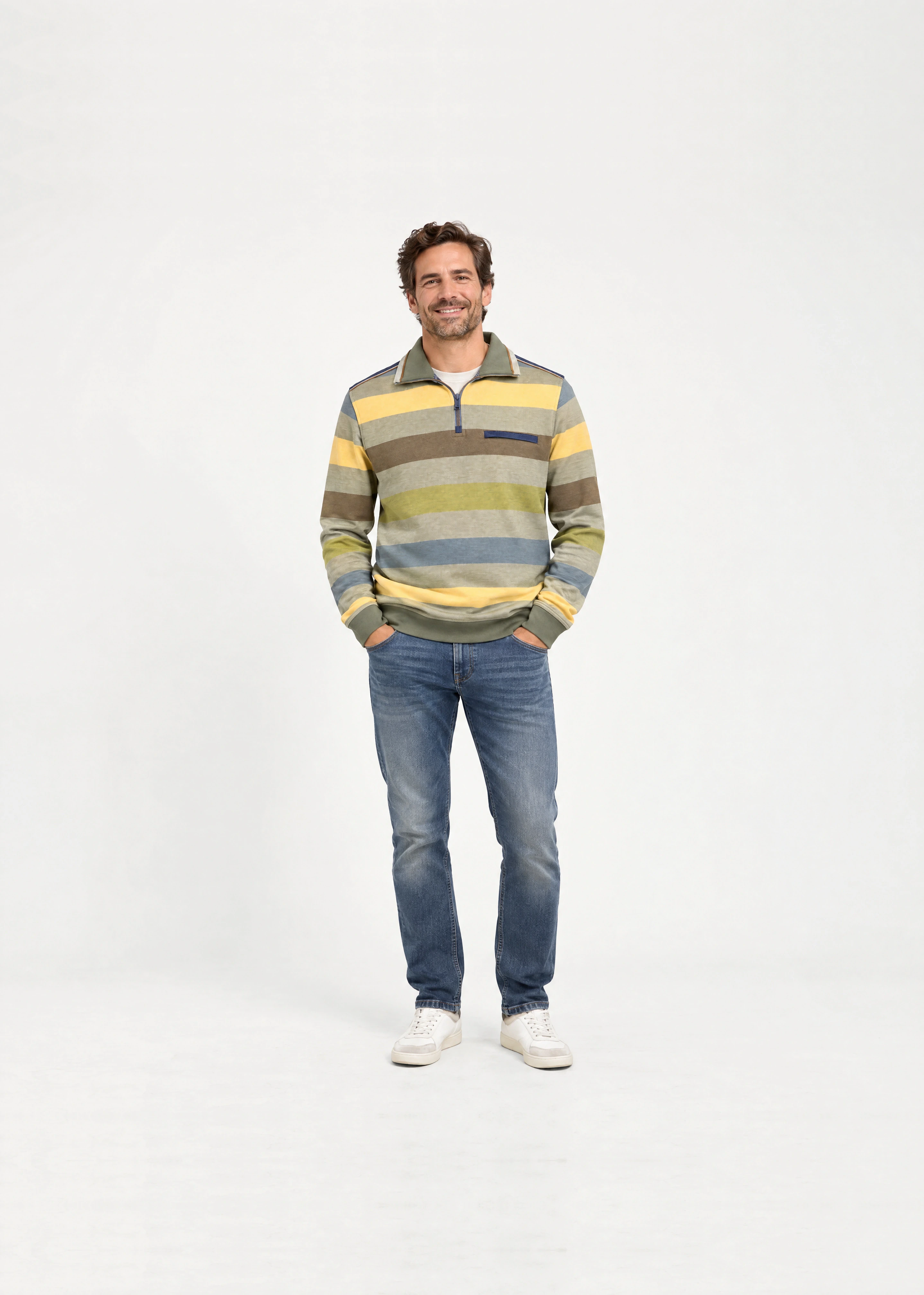 AI-modelbeeld: man in dezelfde gestreepte trui in een witte studio