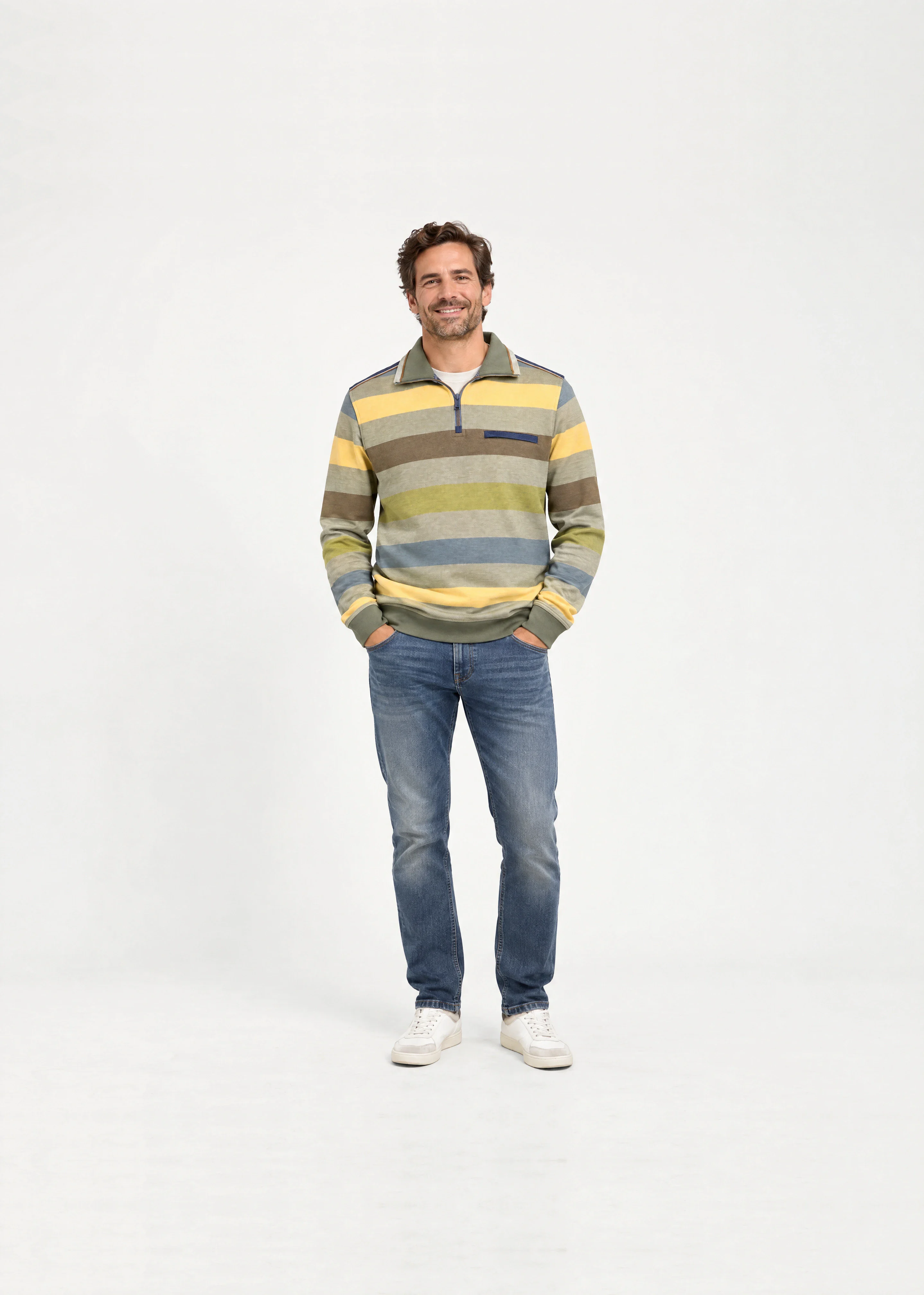 AI-modelbeeld: man in dezelfde gestreepte trui in een witte studio
